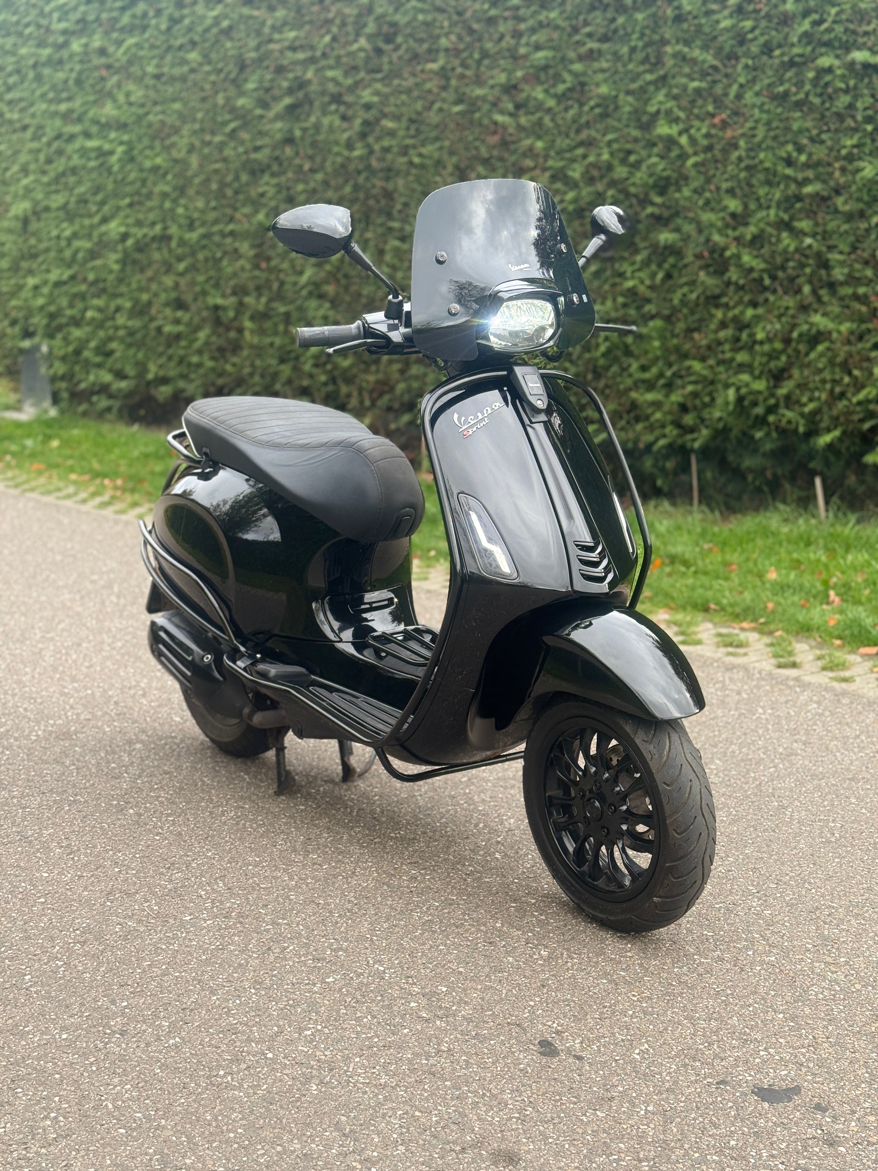 Vespa Sprint/Primavera - Glossy Black with Carbon Accents