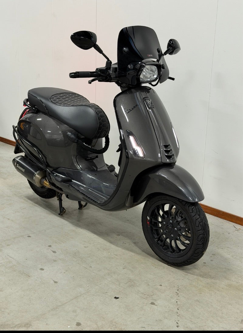 Vespa Sprint 2022 80cc – Custom Porsche agaat! Akrapovic! Brom!
