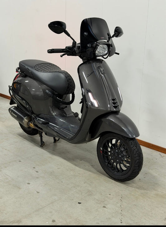 Vespa Sprint 2022 80cc – Custom Porsche agaat! Akrapovic! Brom!