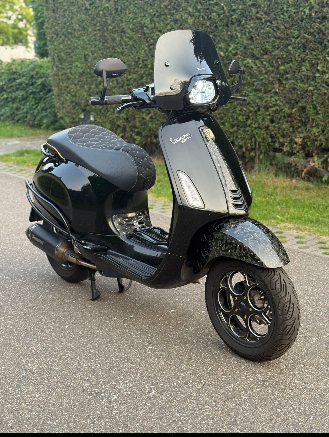 Vespa Sprint/Primavera - Glossy Black with Carbon Accents