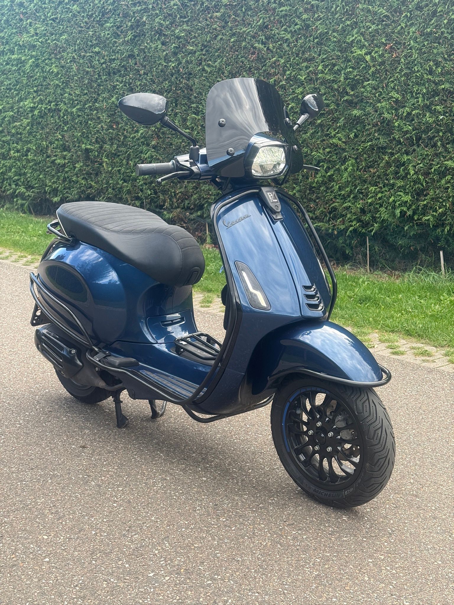 Vespa Sprint/Primavera - Deep Blue Elegance